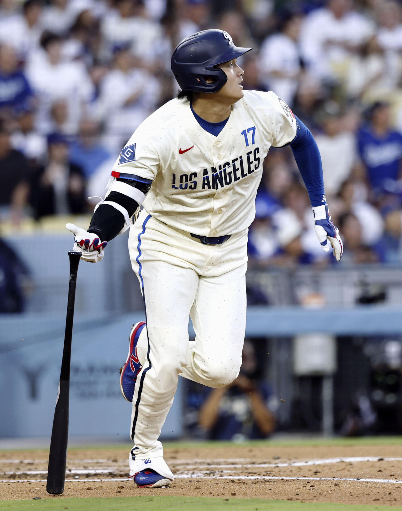 エンゼルス戦の1回、この回2度目の打席で11号2ランを放ったドジャース大谷（共同）