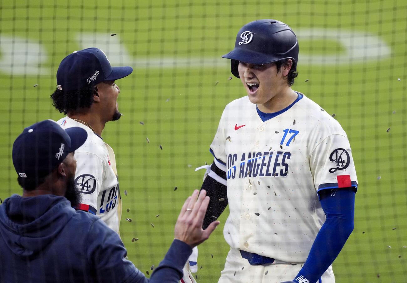 エンゼルス戦の1回、この回2度目の打席で11号2ランを放ち、ベンチ前で祝福されるドジャース・大谷＝ロサンゼルス（共同）