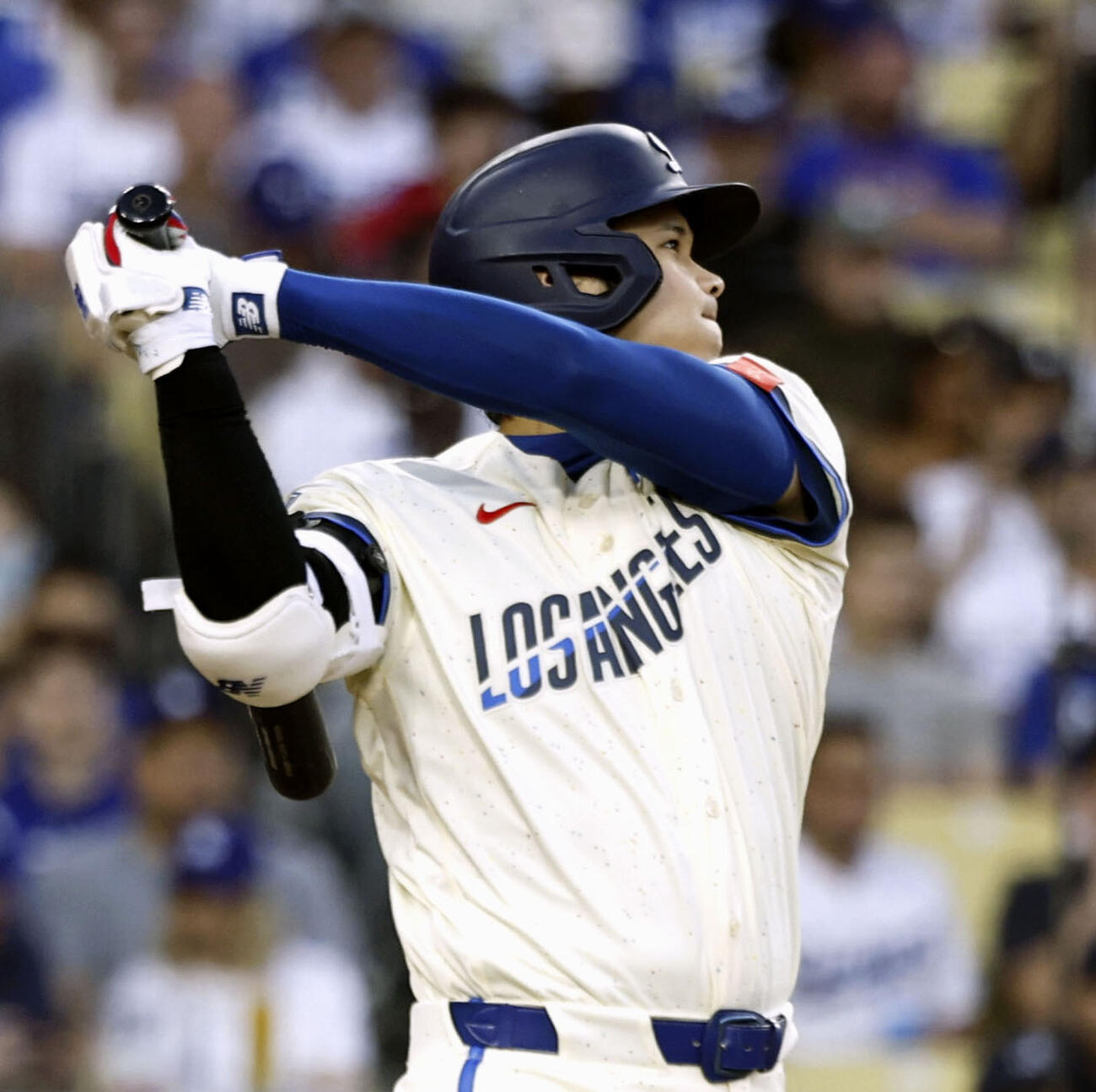 エンゼルス戦の1回、この回2度目の打席で11号2ランを放つドジャース・大谷＝ロサンゼルス（共同）