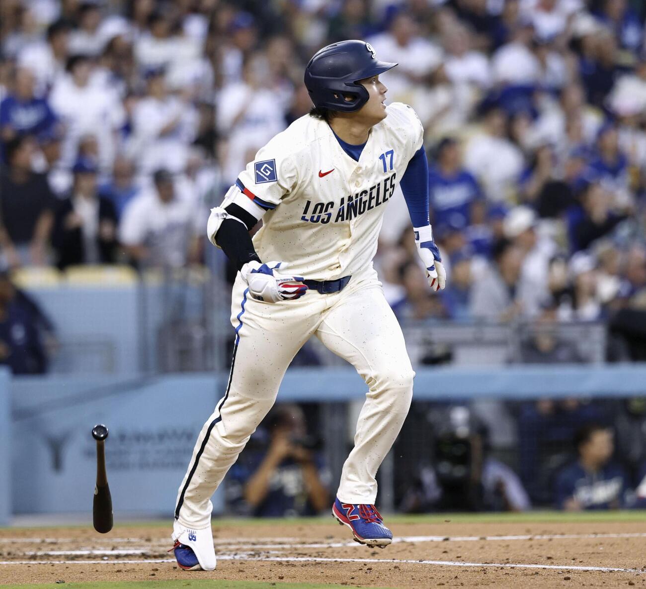 エンゼルス戦の1回、この回2度目の打席で11号2ランを放ったドジャース大谷（共同）