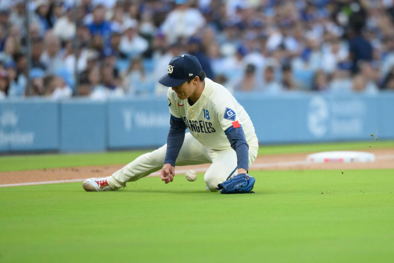 エンゼルス戦に先発したドジャース山本由伸は1回にバント処理（AP)