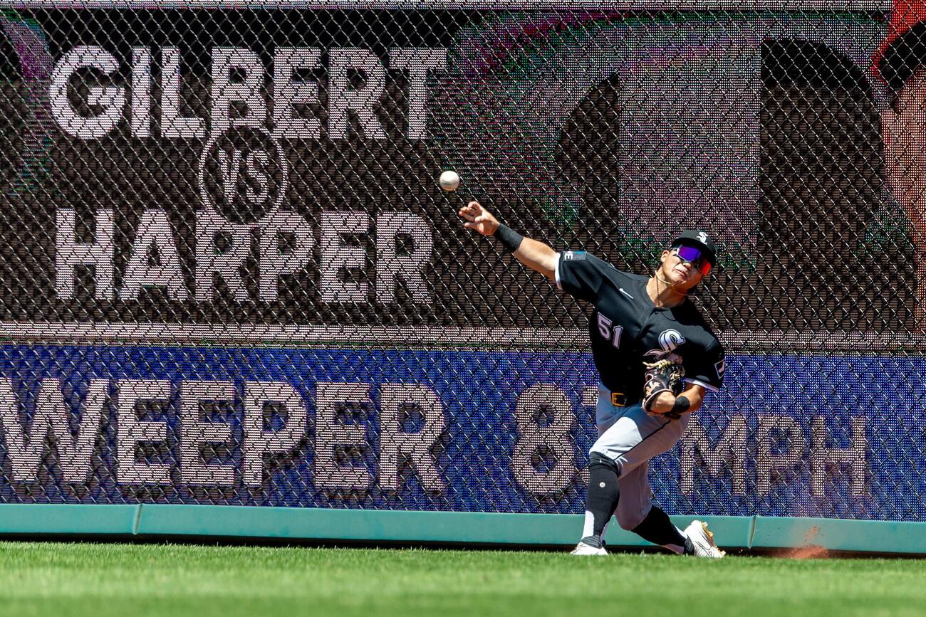 フィリーズ戦1回、ハーパーの二塁打を処理するホワイトソックス西田陸浮（AP）