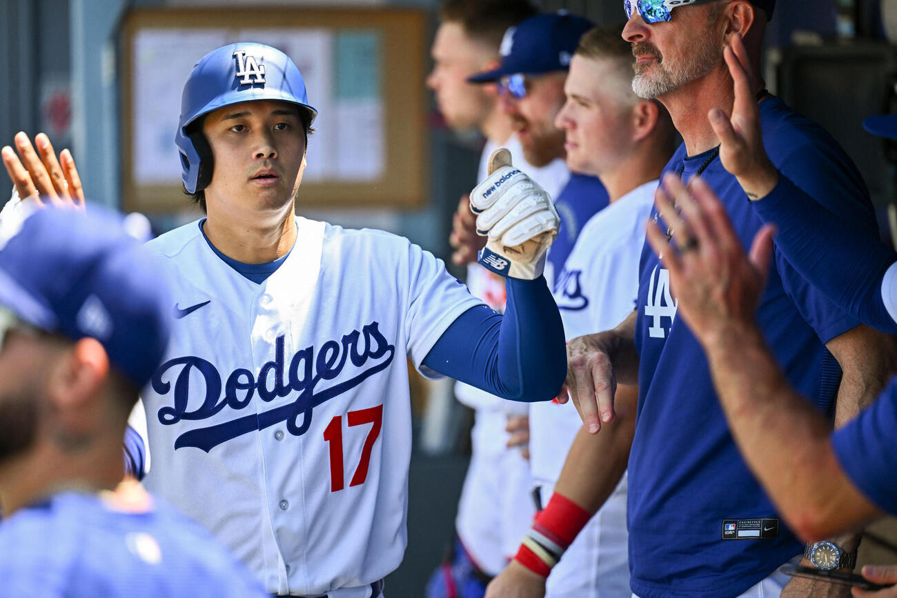 3回、生還し仲間とタッチするドジャース大谷（ロイター）