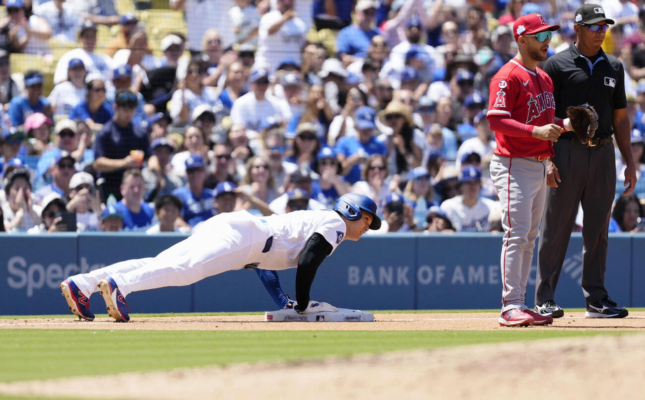 エンゼルス戦の3回、フリーマンの右前打で三塁に進み、塁上で腕立て伏せをするドジャースの一走大谷＝ロサンゼルス（共同）