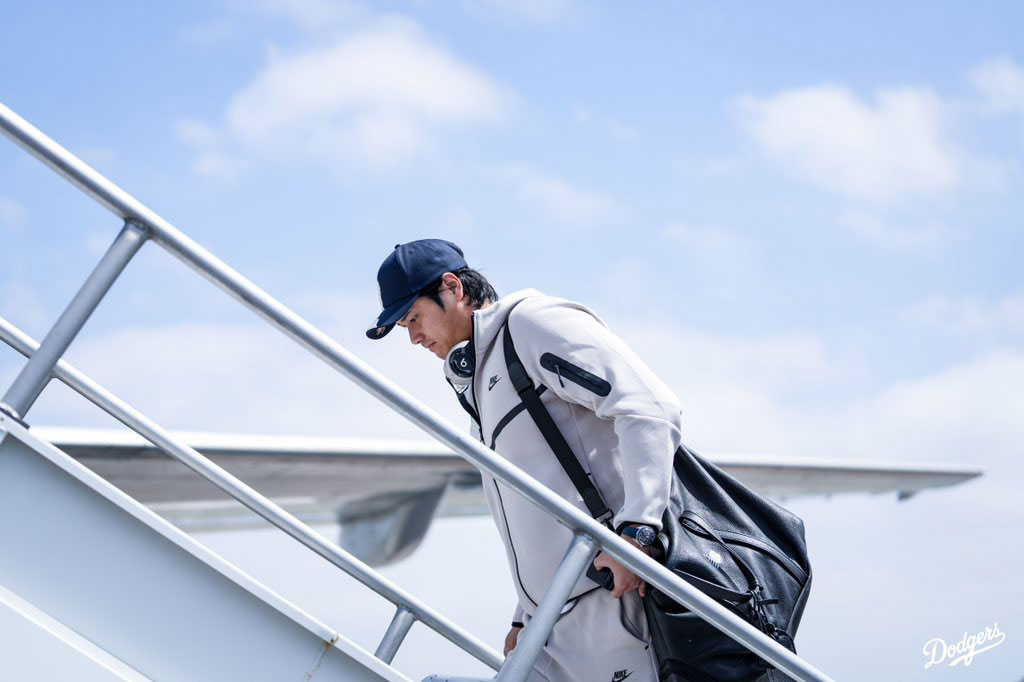 飛行機に乗り込む大谷翔平（ドジャースの公式Xから）