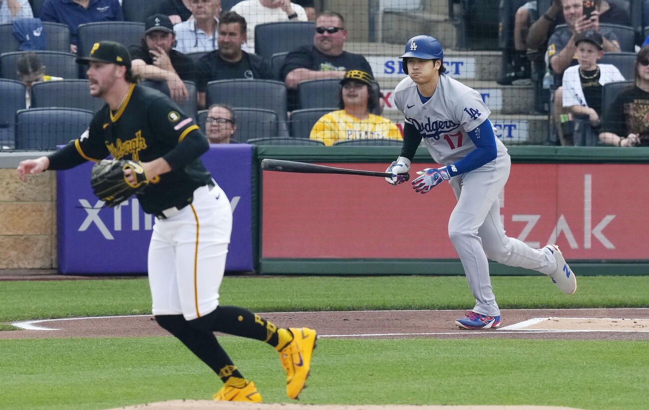 パイレーツ戦の1回、ニゴロに倒れたドジャース大谷。投手スキーンズ（共同）