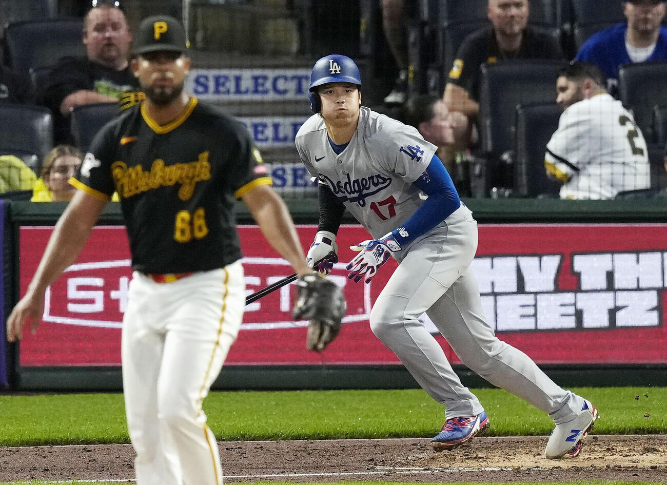 パイレーツ戦の7回、適時二塁打を放つドジャース大谷（共同）