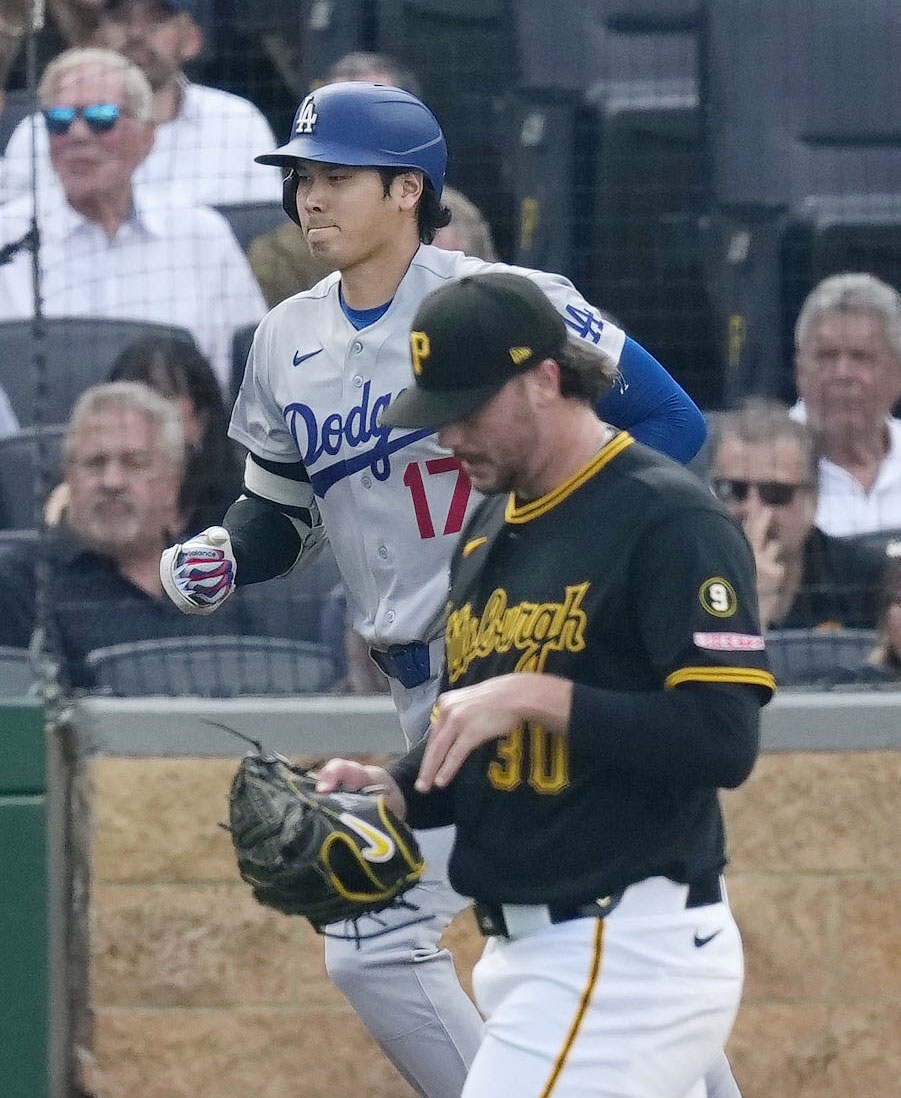 パイレーツ戦の1回、ニゴロに倒れたドジャース大谷。投手スキーンズ（共同）