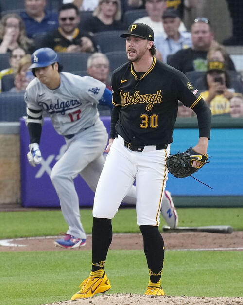 ドジャース戦の5回、大谷(奥)を二ゴロに打ち取ったパイレーツのスキーンズ(共同)