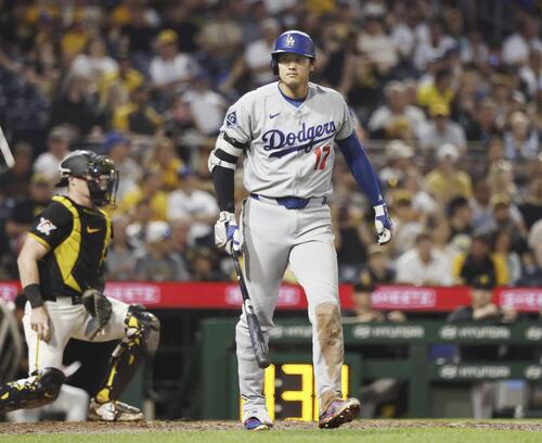 パイレーツ戦の7回、この回2度目の打席で、押し出し四球を選ぶドジャース大谷(共同)