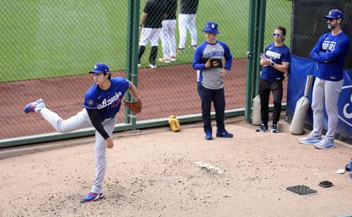 ブルペンで投球練習するドジャース大谷(共同)