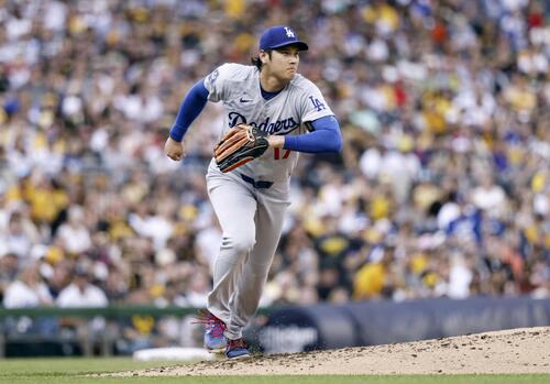 パイレーツ戦の3回、ベースカバーに走るドジャース大谷(共同)