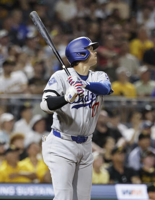 パイレーツ戦の9回、12号2ランを放つドジャース大谷(共同)