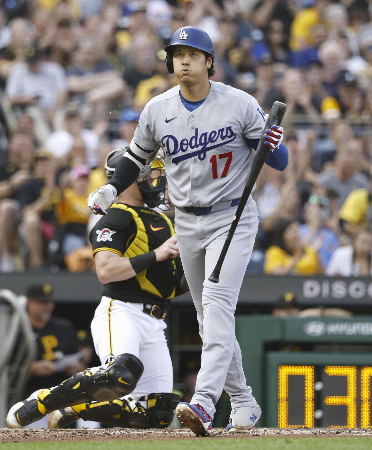 パイレーツ戦の3回、空振り三振に倒れたドジャース大谷（共同）