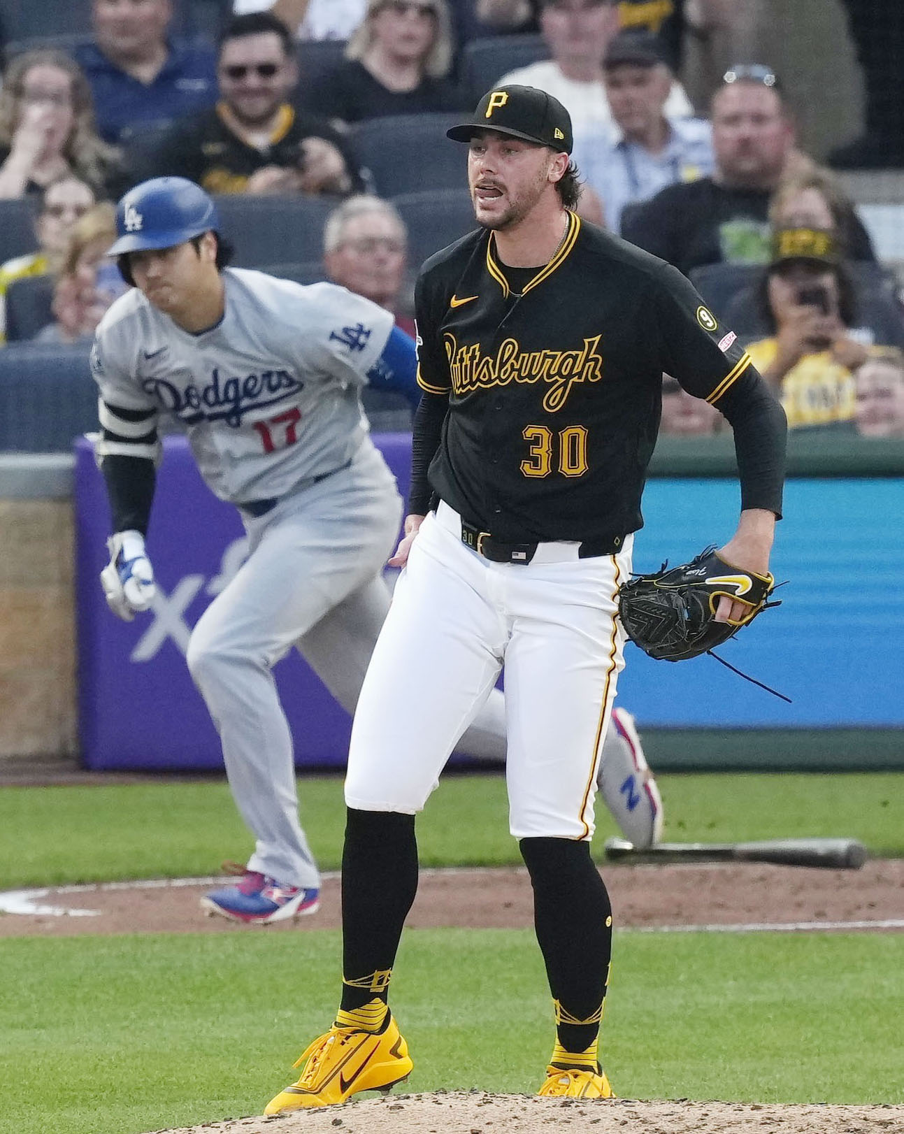 ドジャース戦の5回、大谷（奥）を二ゴロに打ち取ったパイレーツのスキーンズ（共同）