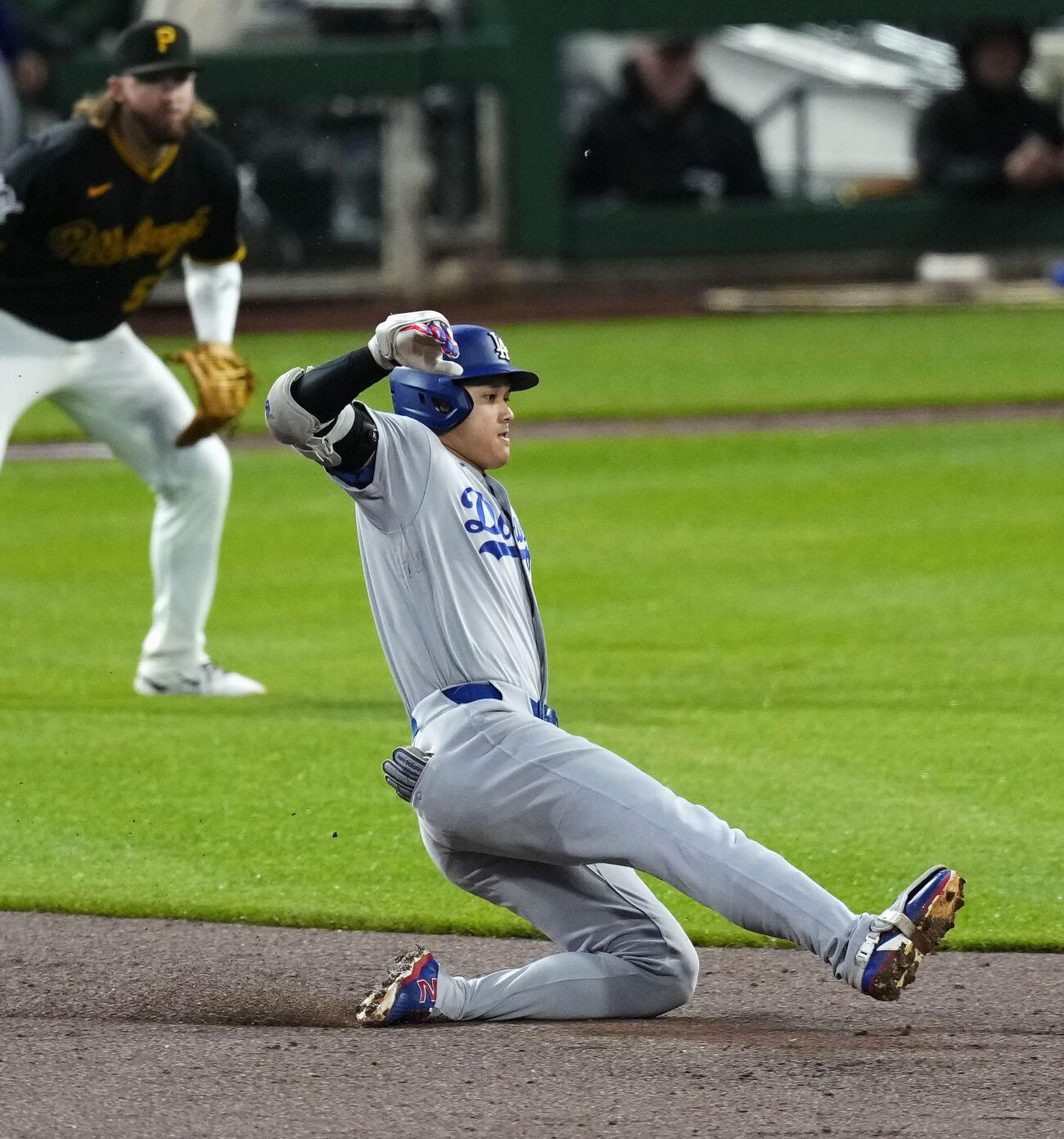 パイレーツ戦の7回、適時二塁打を放ち、滑り込むドジャース大谷（共同）