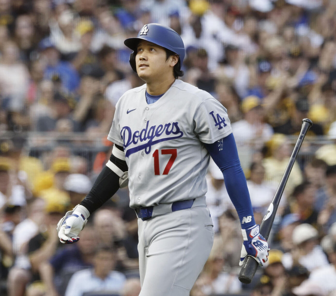 パイレーツ戦の3回、空振り三振に倒れたドジャース大谷（共同）
