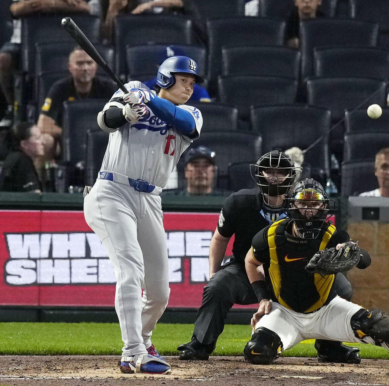 パイレーツ戦の7回、適時二塁打を放つドジャース・大谷＝ピッツバーグ（共同）