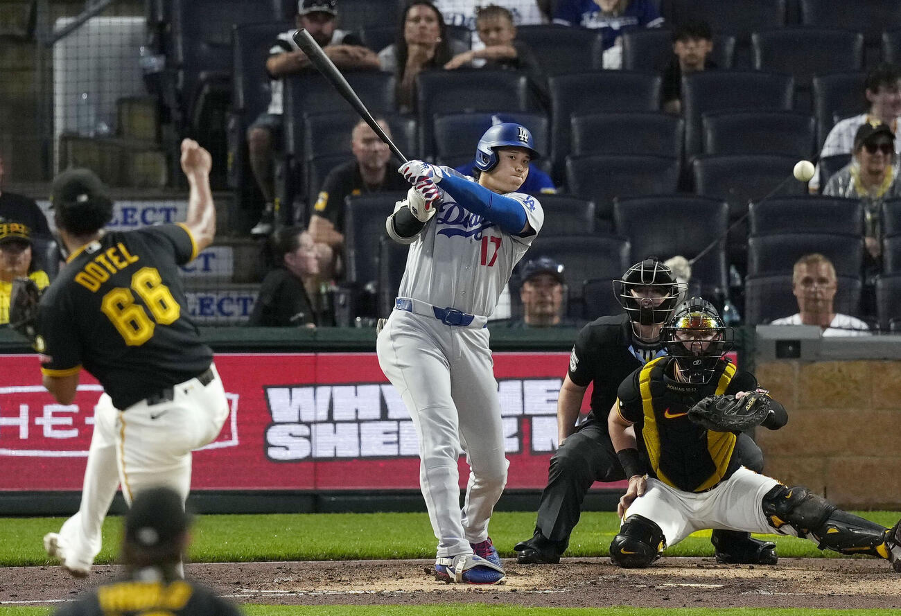 パイレーツ戦の7回、適時二塁打を放つドジャース・大谷＝ピッツバーグ（共同）