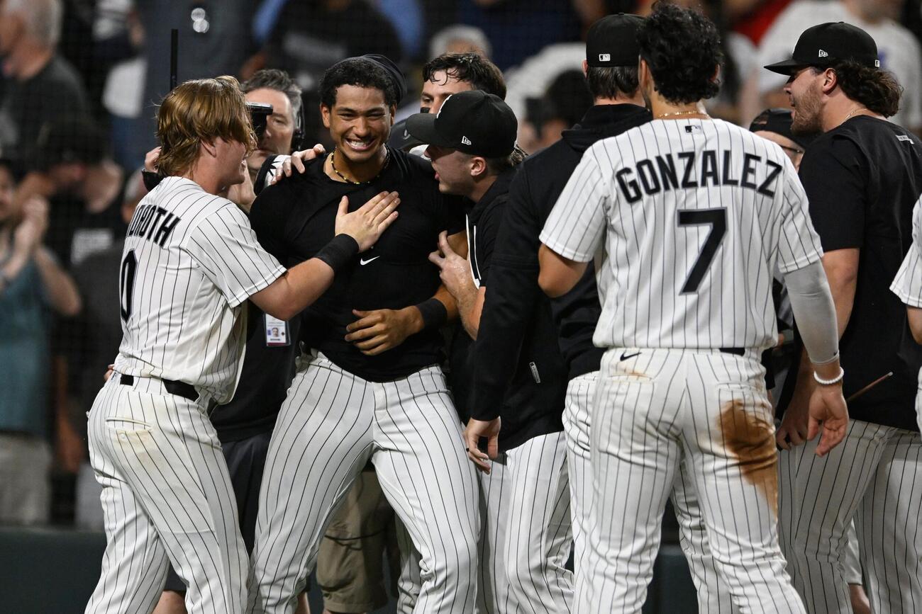 チームメイトに祝福されるモンゴメリー（AP）
