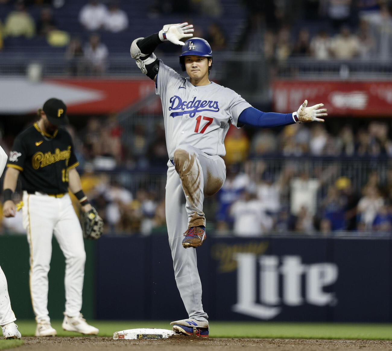 パイレーツ戦の7回、適時二塁打を放ちポーズをとるドジャース・大谷＝ピッツバーグ（共同）
