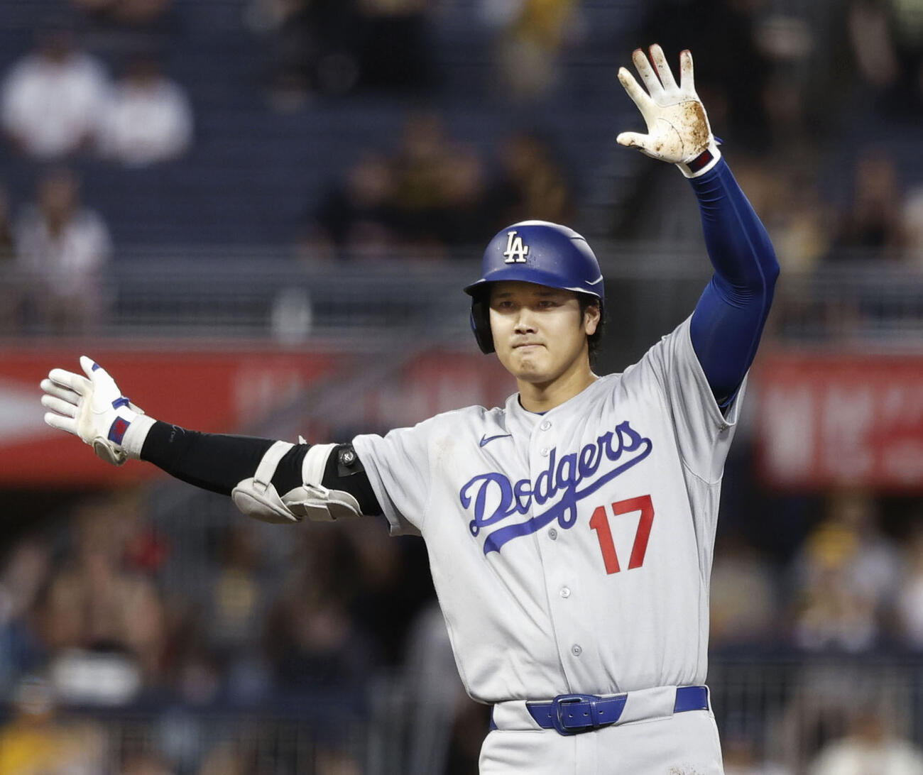 パイレーツ戦の7回、適時二塁打を放ちポーズをとるドジャース大谷（共同）