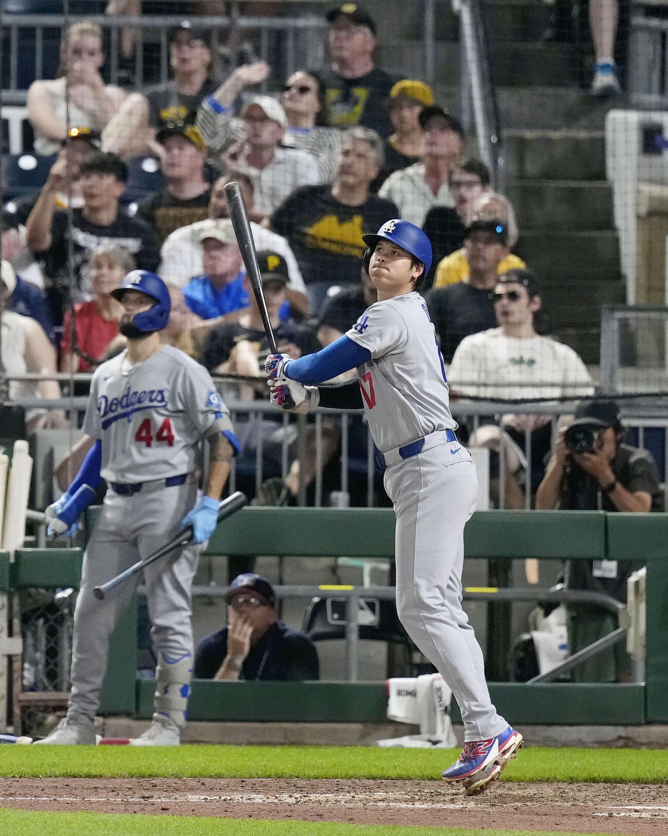 パイレーツ戦の9回、12号2ランを放つドジャース大谷（共同）