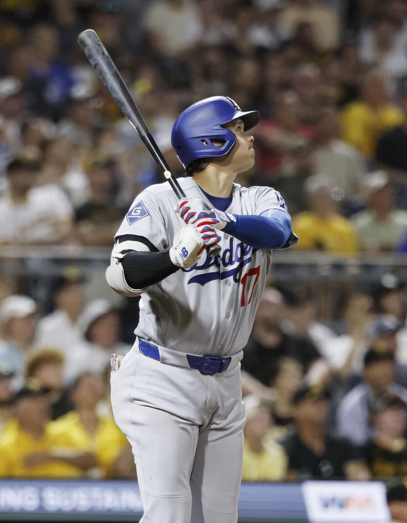 パイレーツ戦の9回、12号2ランを放つドジャース大谷（共同）