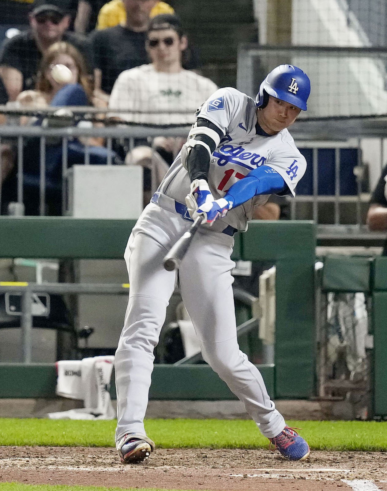 パイレーツ戦の9回、12号2ランを放つドジャース大谷（共同）