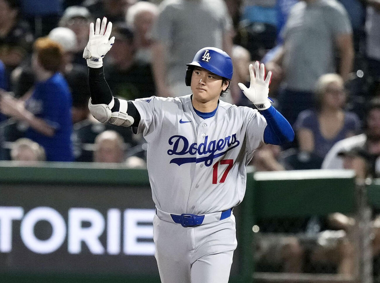 パイレーツ戦の9回、12号2ランを放ち塁を回るドジャース大谷（共同）