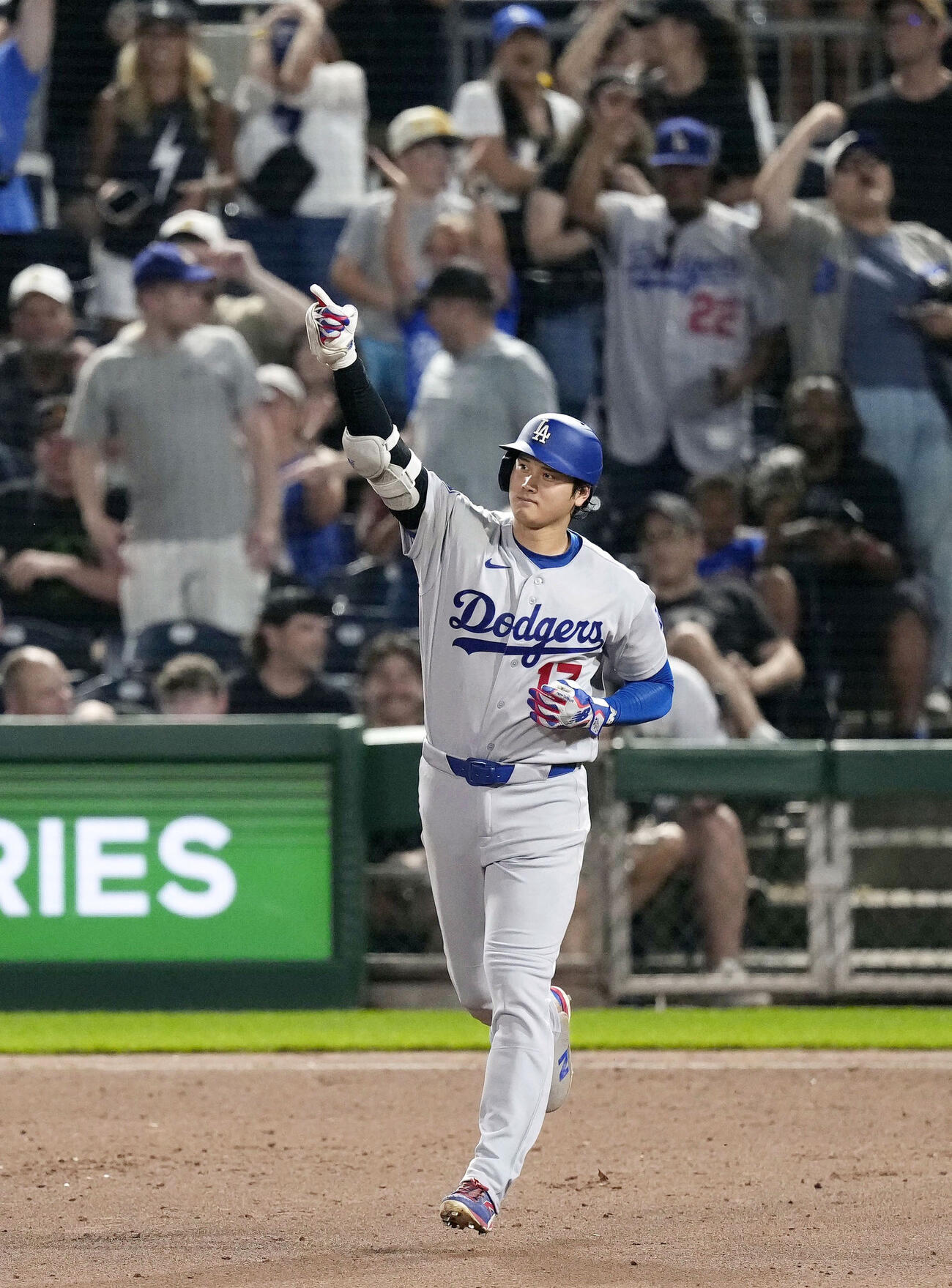 パイレーツ戦の9回、12号2ランを放ち塁を回るドジャース大谷（共同）