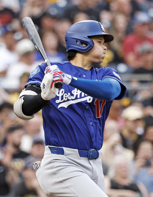 パイレーツ戦の4回、右前打を放つドジャース・大谷=ピッツバーグ(共同)