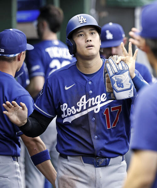 パイレーツ戦の4回、フリーマンの適時打で生還し、ベンチで迎えられるドジャース・大谷=ピッツバーグ(共同)