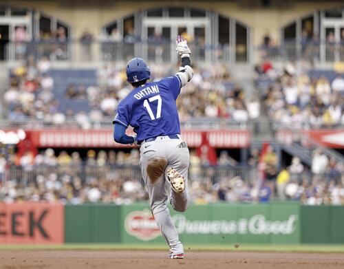 パイレーツ戦の3回、先制の13号ソロを放ち塁を回るドジャース・大谷=ピッツバーグ(共同)