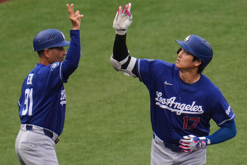 パイレーツ戦の3回、13号ソロを放ちハイタッチするドジャース大谷翔平(AP)