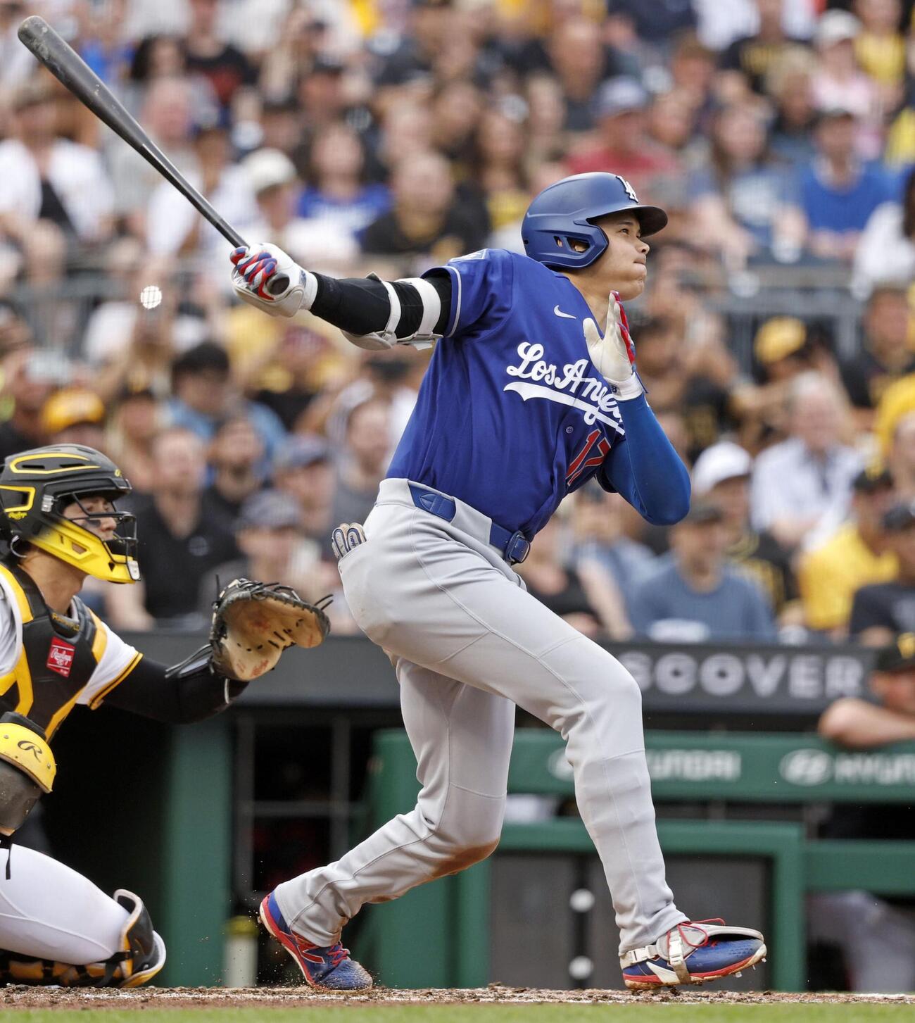 パイレーツ戦の3回、先制の13号ソロを放つドジャース大谷（共同）