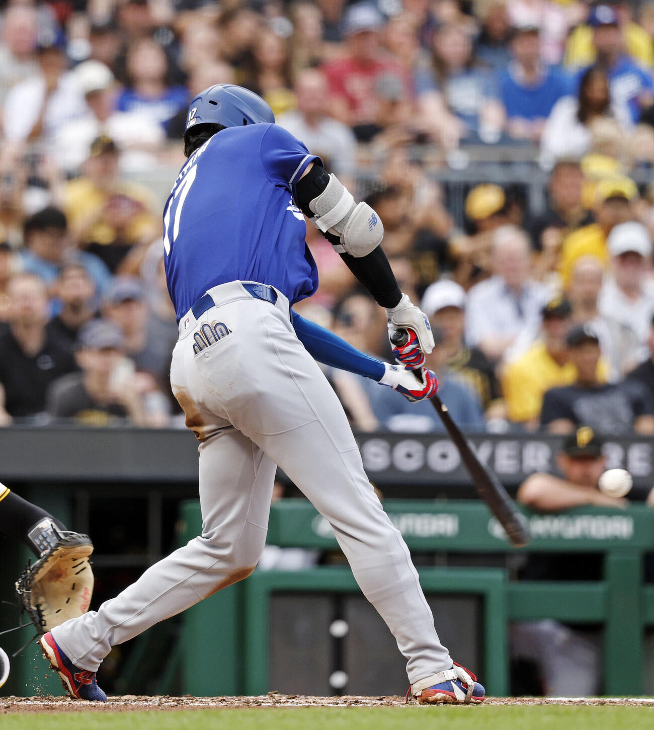 パイレーツ戦の3回、先制の13号ソロを放つドジャース・大谷＝ピッツバーグ（共同）
