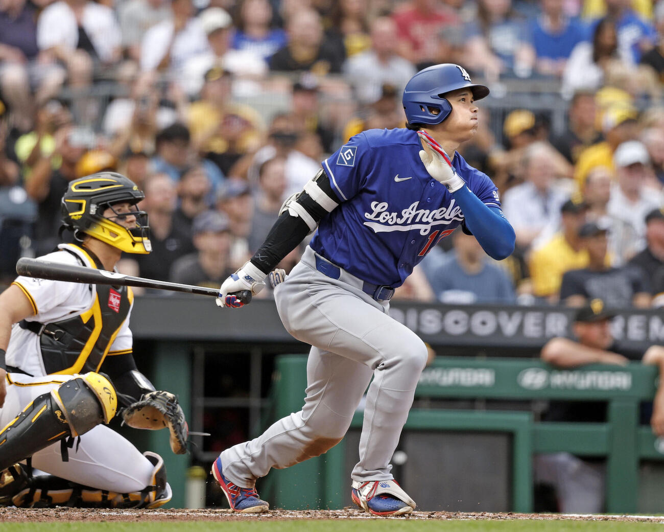 パイレーツ戦の3回、先制の13号ソロを放つドジャース大谷（共同）
