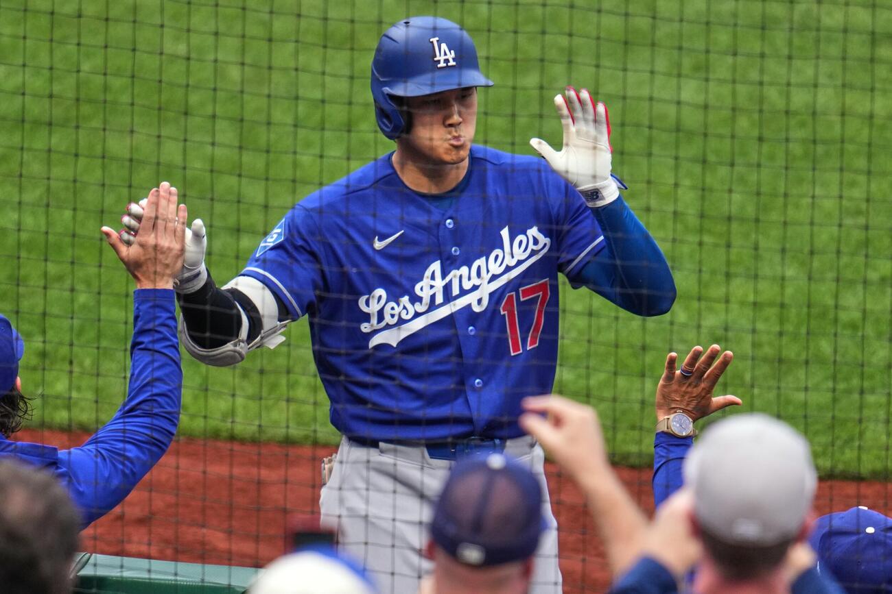 パイレーツ戦の3回、13号ソロを放ちハイタッチするドジャース大谷翔平（AP）