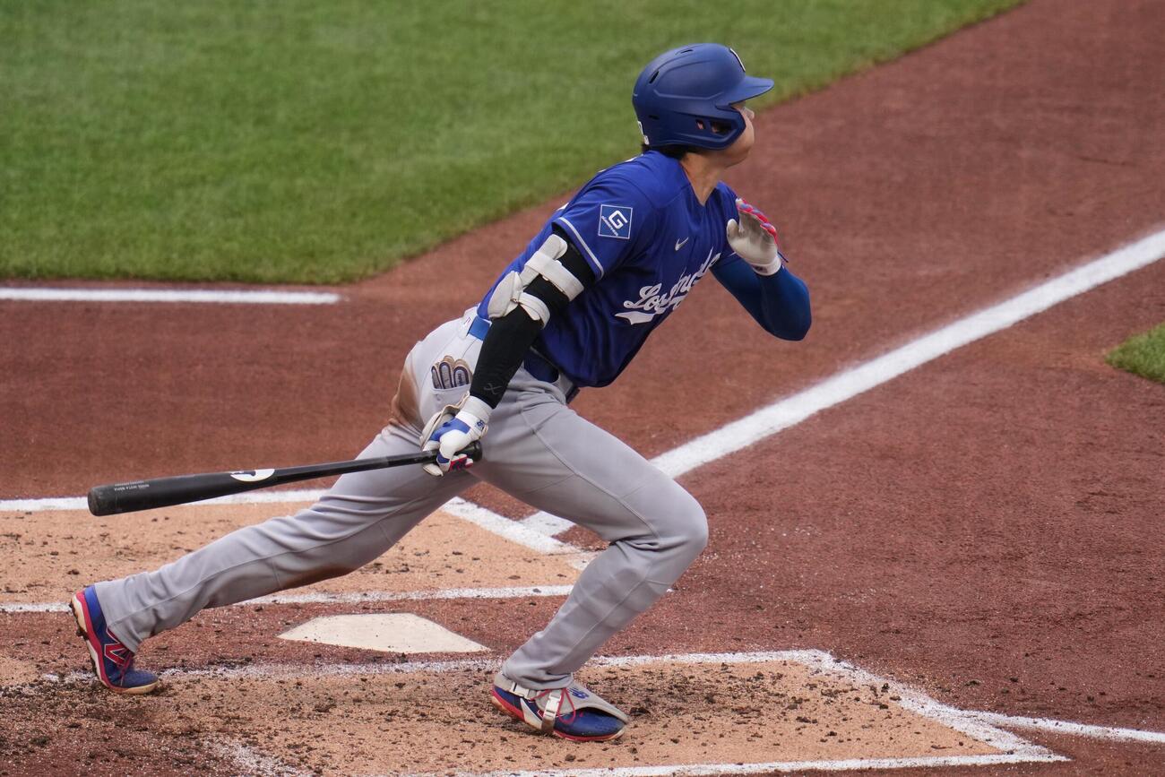 パイレーツ戦の3回、13号ソロを放つドジャース大谷翔平（AP）