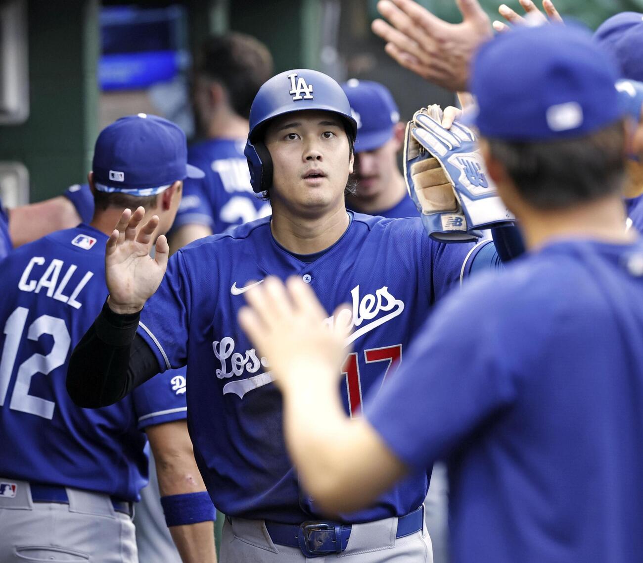 パイレーツ戦の4回、フリーマンの適時打で生還し、ベンチで迎えられるドジャース・大谷＝ピッツバーグ（共同）