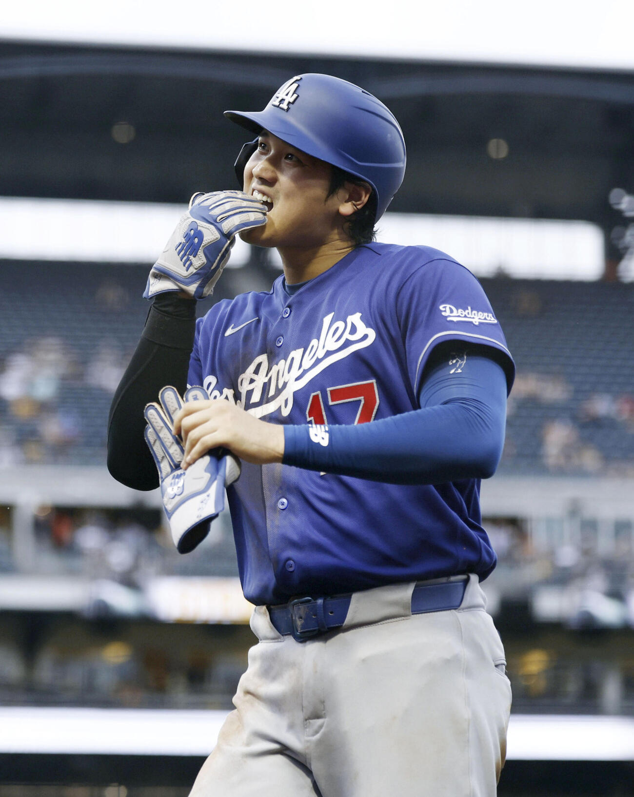 パイレーツ戦の5回、ベンチに戻るドジャース・大谷＝ピッツバーグ（共同）
