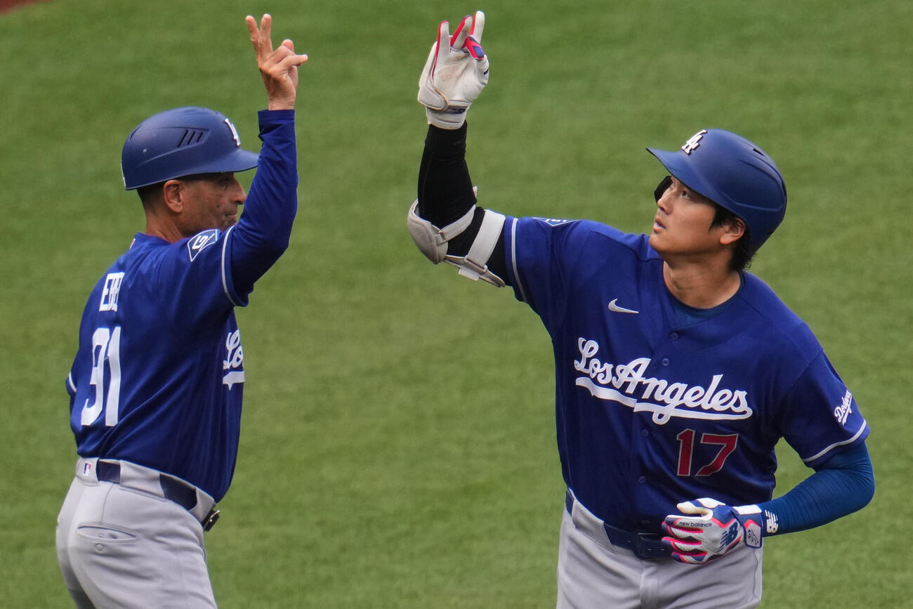 パイレーツ戦の3回、13号ソロを放ちハイタッチするドジャース大谷翔平（AP）
