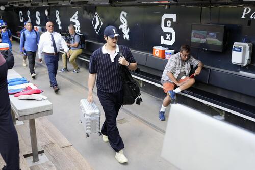 試合前、私服で球場入りしたドジャース・大谷=シカゴ(共同)