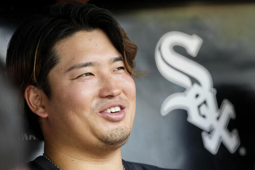取材に応じるホワイトソックス・村上=シカゴ(共同)