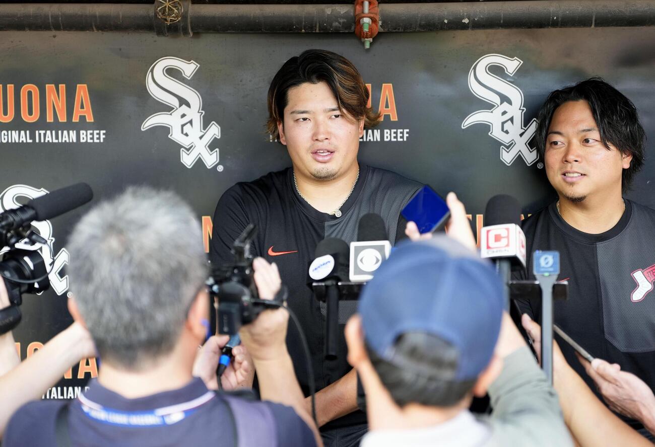 取材に応じるホワイトソックス・村上＝シカゴ（共同）