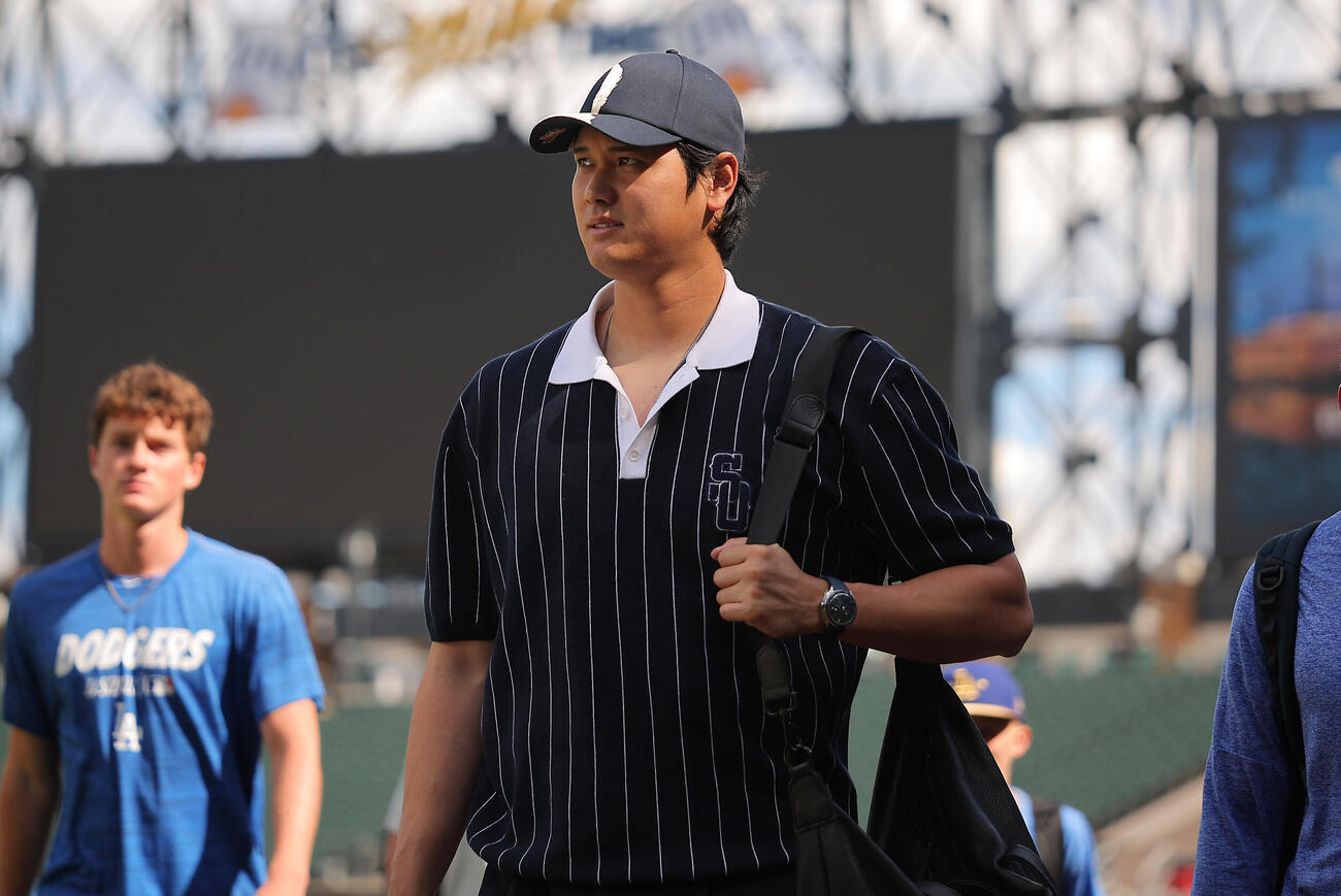 シカゴのレートフィールドに到着したドジャース大谷(AP)