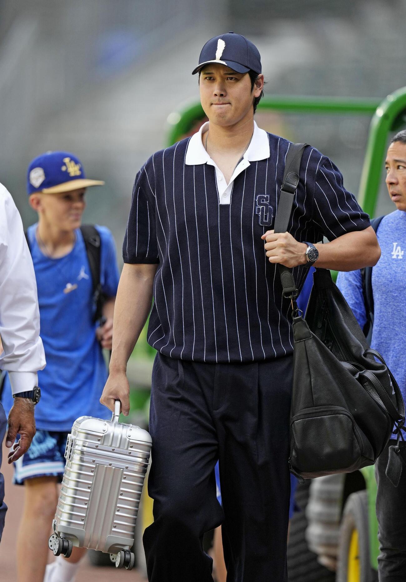 試合前、私服で球場入りしたドジャース大谷（共同）