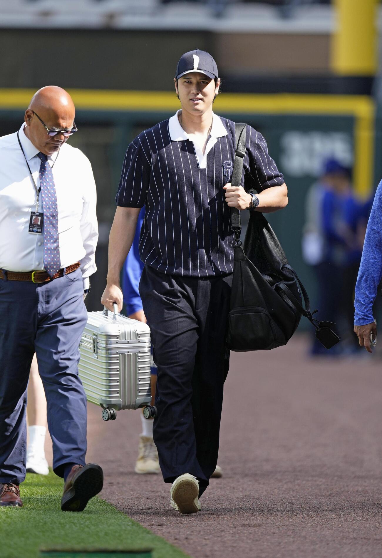 試合前、私服で球場入りしたドジャース・大谷＝シカゴ（共同）