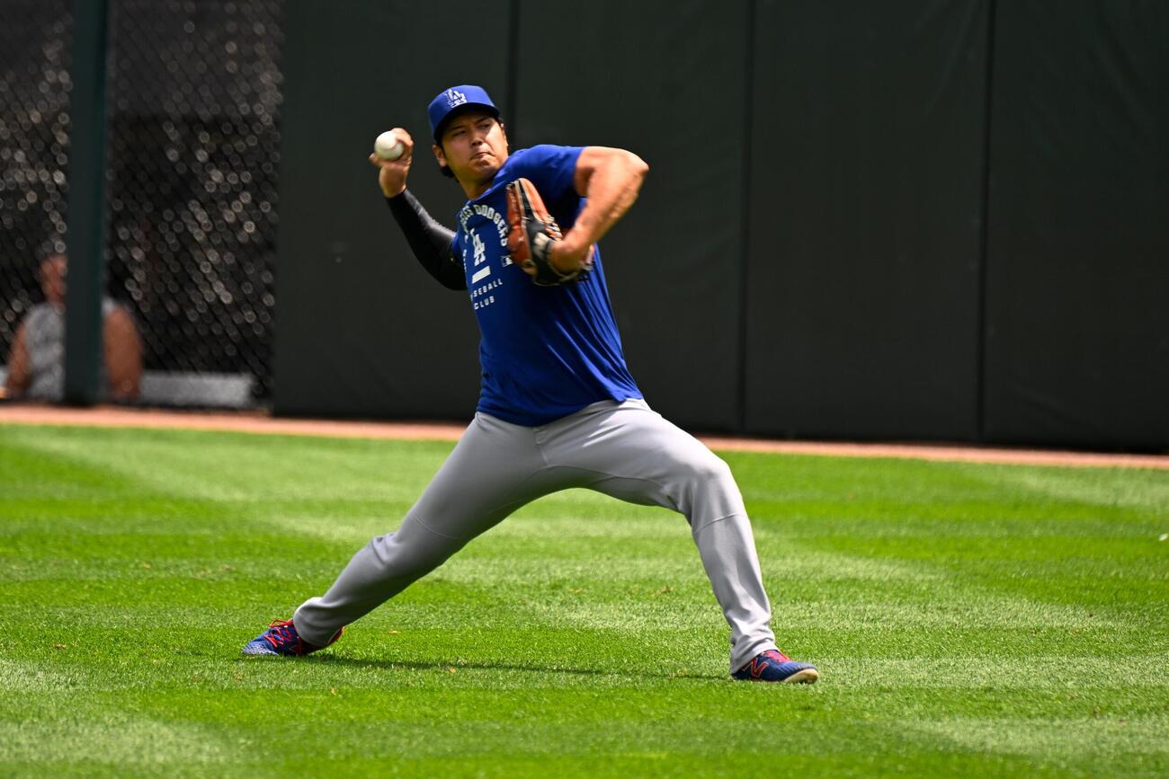 試合前、キャッチボールするドジャース大谷（AP）